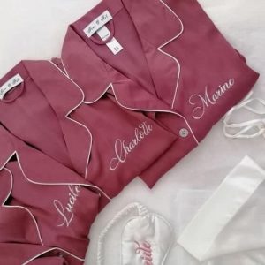 Les regards de l'Amitié Scellée : Les pyjamas partagés des demoiselles d'honneur