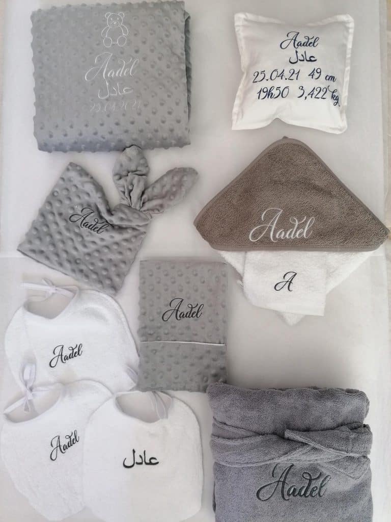 Coffret cadeau pour bébé avec articles brodés et personnalisés à Clermont-Ferrand gris foncé et broderie