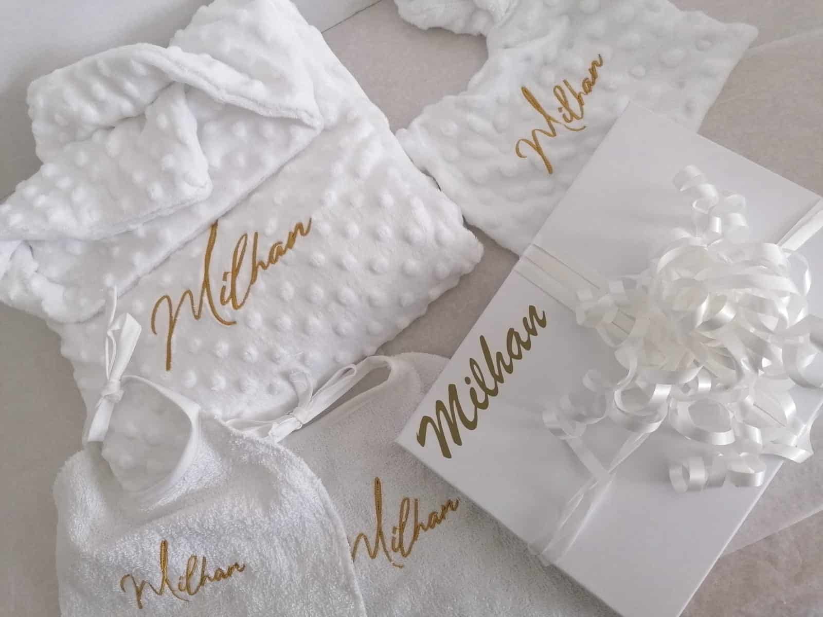 Coffret-cadeaux pour bébés avec articles brodés et personnalisés à Clermont-Ferrand