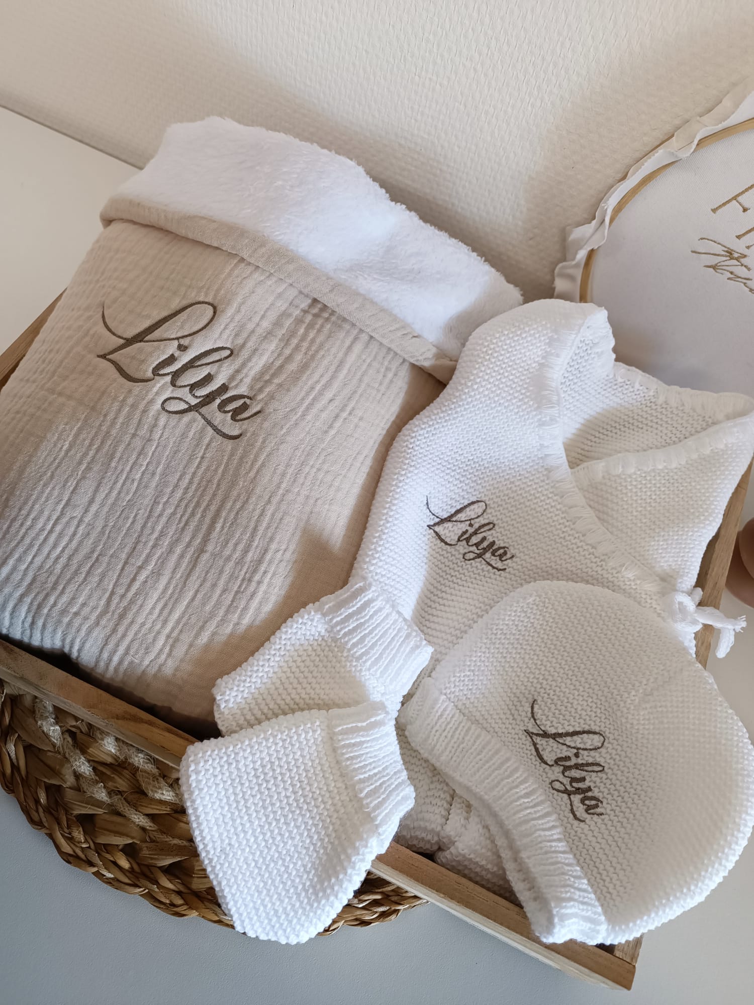 WhatsApp Image 2025-01-02 à 20.06.23_58fe2764 Accueillir un nouveau-né, c’est vivre une parenthèse de douceur. Pour ces premiers instants précieux, le choix du cadeau a toute son importance. Et si vous offriez un souvenir unique, utile, plein d’émotion ? Le coffret “Mes câlins de coton en laine” a été imaginé pour ça. Un écrin de tendresse, fait main, brodé avec soin, à offrir ou à s’offrir pour la maternité. Un véritable coup de cœur 💛