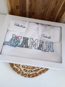 Les vêtements de bébé sont bien plus que de simples morceaux de tissu : ils racontent une histoire. Celle des premiers câlins, des premiers sourires, des nuits blanches mais pleines d’amour. Alors pourquoi les laisser dormir au fond d’un tiroir ?