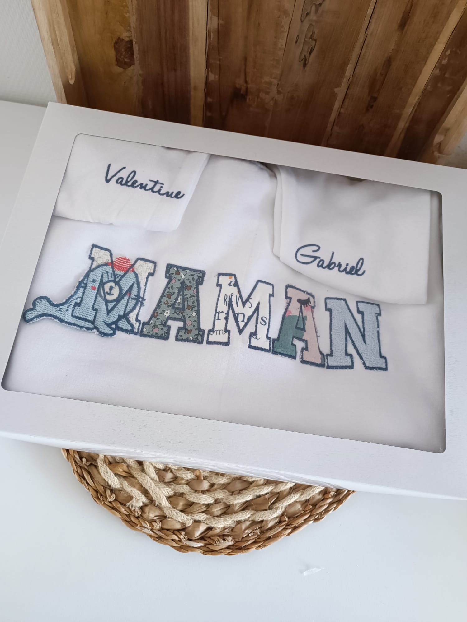 WhatsApp Image 2025-06-17 à 18.30.59_0660093e Les vêtements de bébé sont bien plus que de simples morceaux de tissu : ils racontent une histoire. Celle des premiers câlins, des premiers sourires, des nuits blanches mais pleines d’amour. Alors pourquoi les laisser dormir au fond d’un tiroir ?